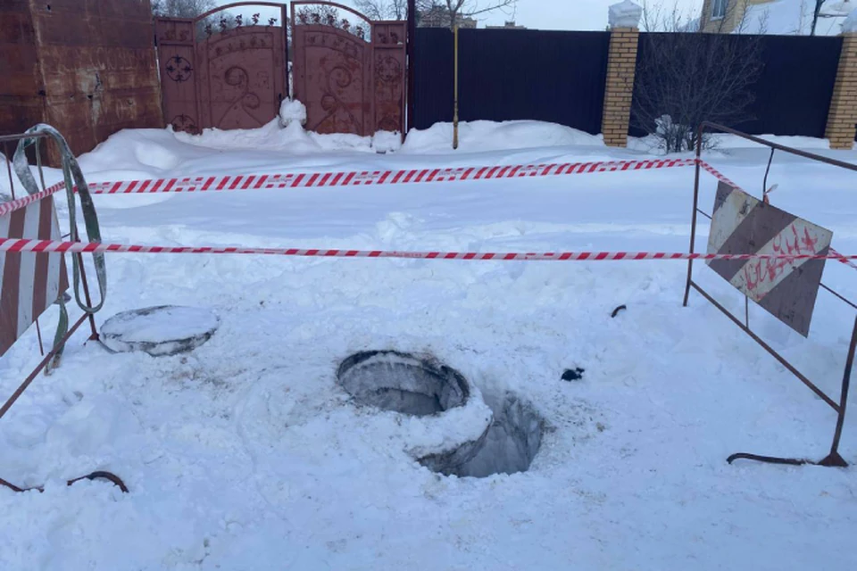 Дыра была накрыта бетонной плитой, которую явно не под силу сдвинуть семилетнему школьнику