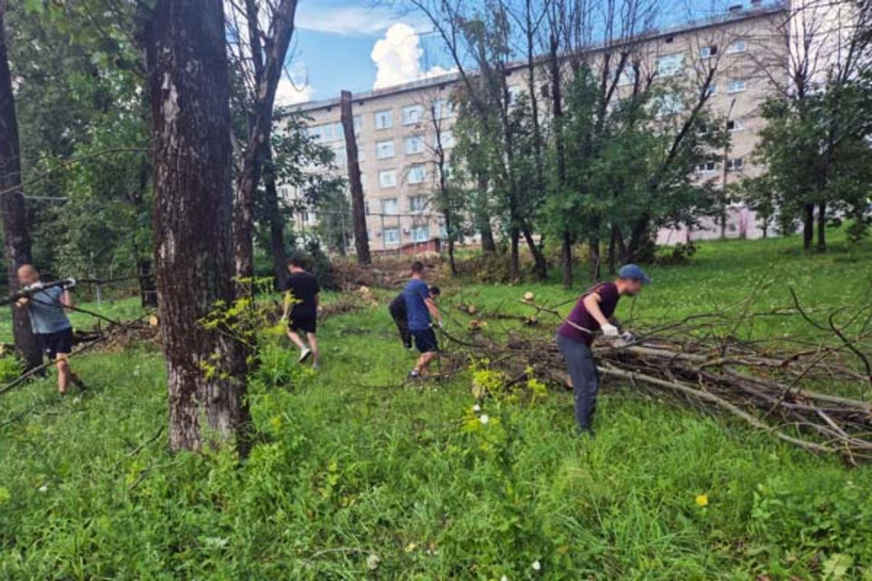Территория городской больницы стала чище. Фото: УФСИН Тверской области.