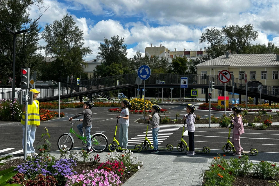 В автогородке есть светофоры, разметка, переходы, велодорожки, остановки и пост ДПС