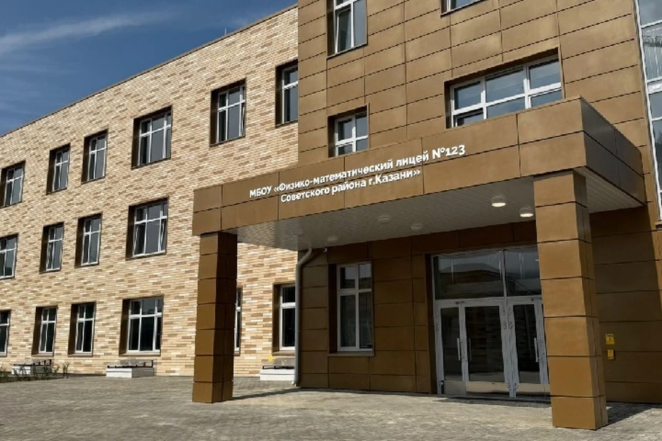 В трехэтажном здании предусмотрели отдельный вход и гардероб для младшеклассников. Фото: gsn.tatarstan.ru