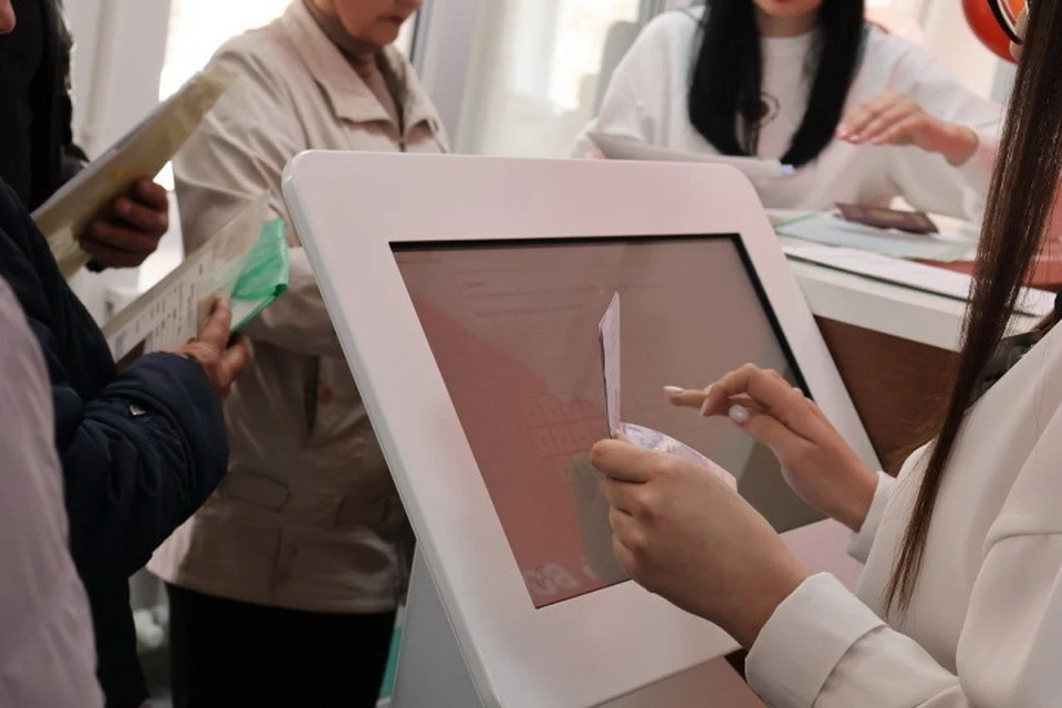 Чтобы использовать электронный документ в бумажном виде, следует обратиться в отделение МФЦ и взять талон на услугу «Заявление с ЕПГУ». Фото: МФЦ ДНР