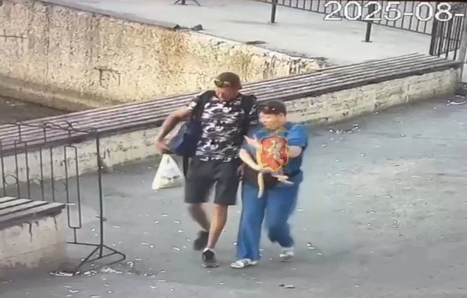 Общение было зафиксировано камерой наружного наблюдения. Фото: УМВД Севастополя