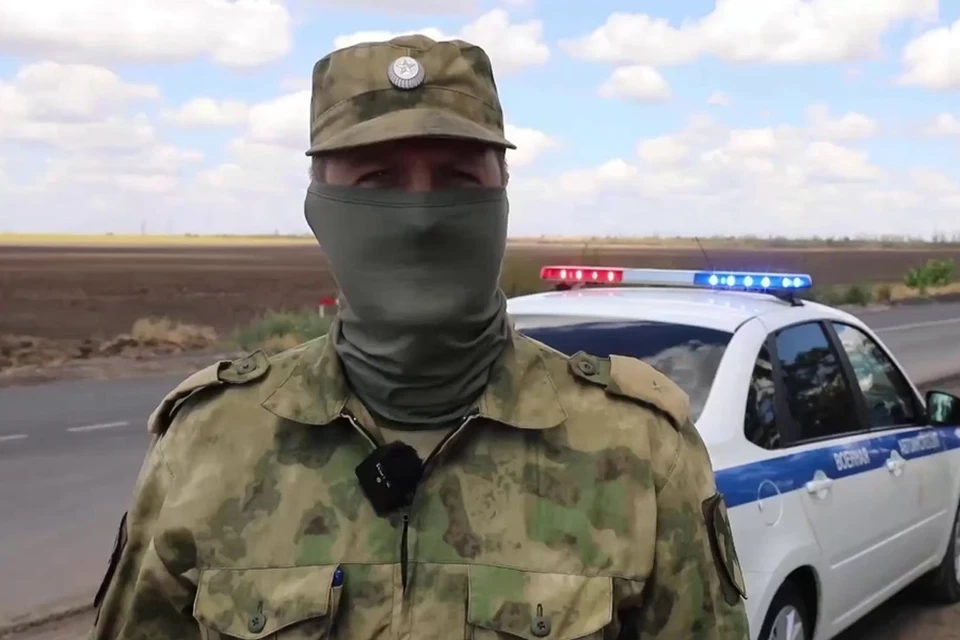 Росгвардейцы оказали помощь пострадавшей в ДТП на дороге Мариуполь – Новоазовск. Фото: Росгвардия