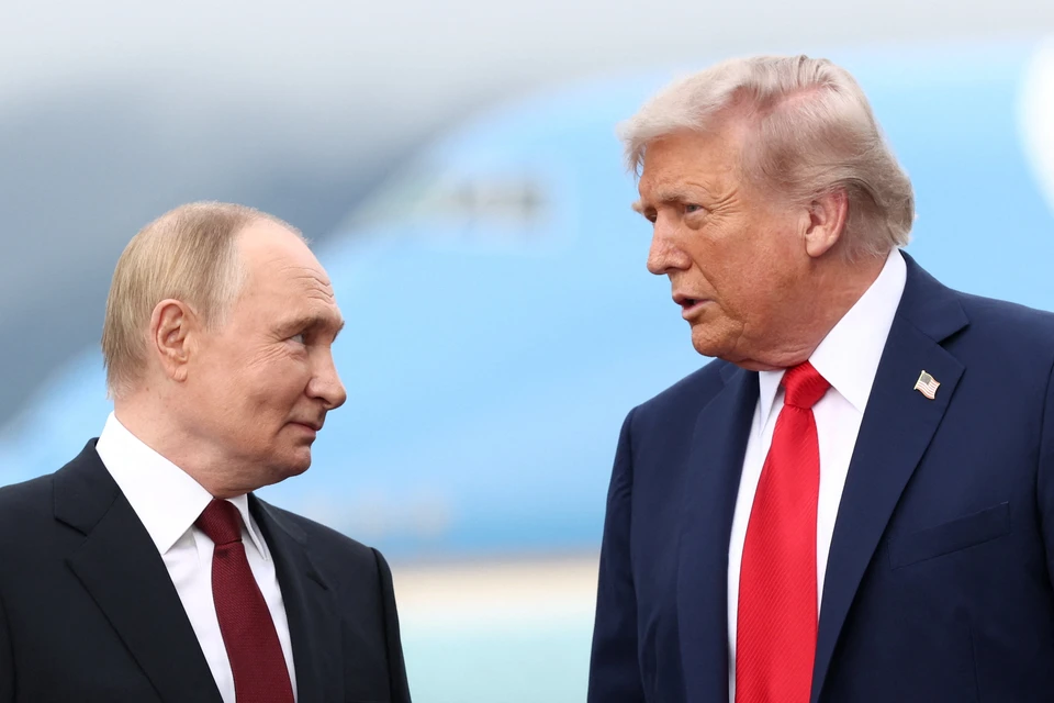 Владимир Путин и Дональд Трамп после встречи в аэропорту Анкориджа, Аляска, США.