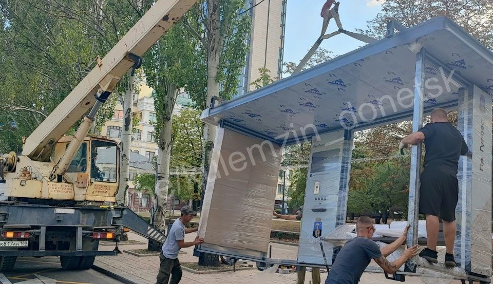 Новый остановочный павильон устанавливают в центре Донецка