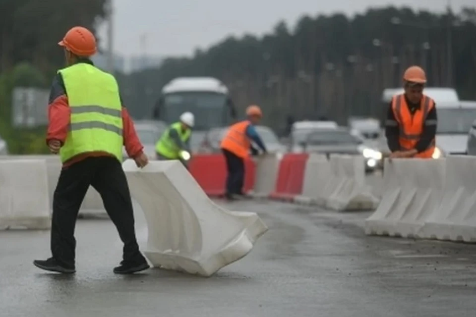 Дорожные работы выполняют на улице Дзержинского в Якутске