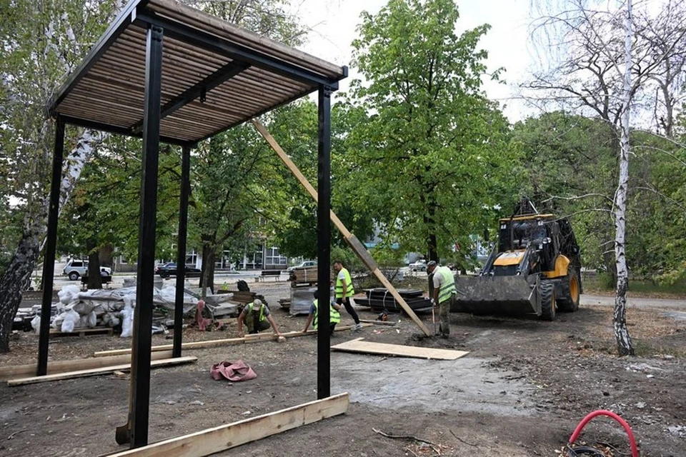 Обустройство центрального бульвара в Торезе ДНР завершится в октябре 2025 года. Фото: ТГ/Пушилин