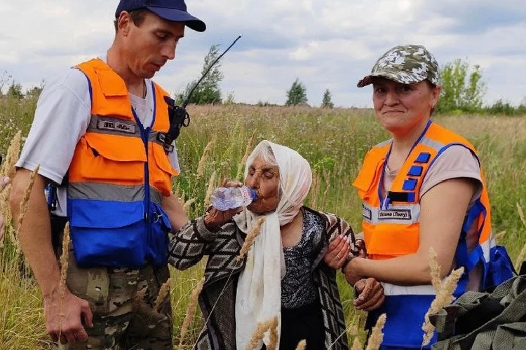Три дня бродила по лесу: 110-летнюю бабушку спасли волонтеры в Нижегородской области
