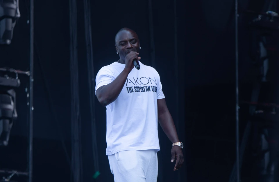 Американский исполнитель Akon ударил охранника во время концерта в Сочи