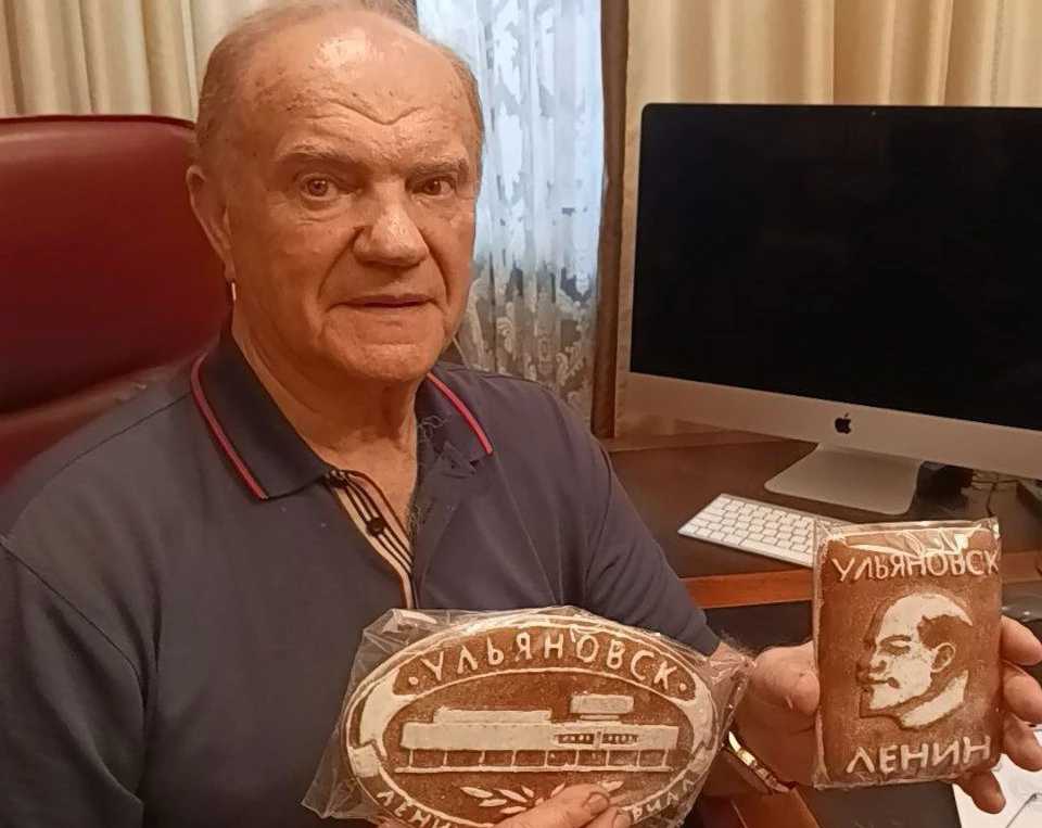 Лидер КПРФ получил в подарок от ульяновцев пряники с изображением Ленина | ФОТО: группа в ВК Ульяновский пряник