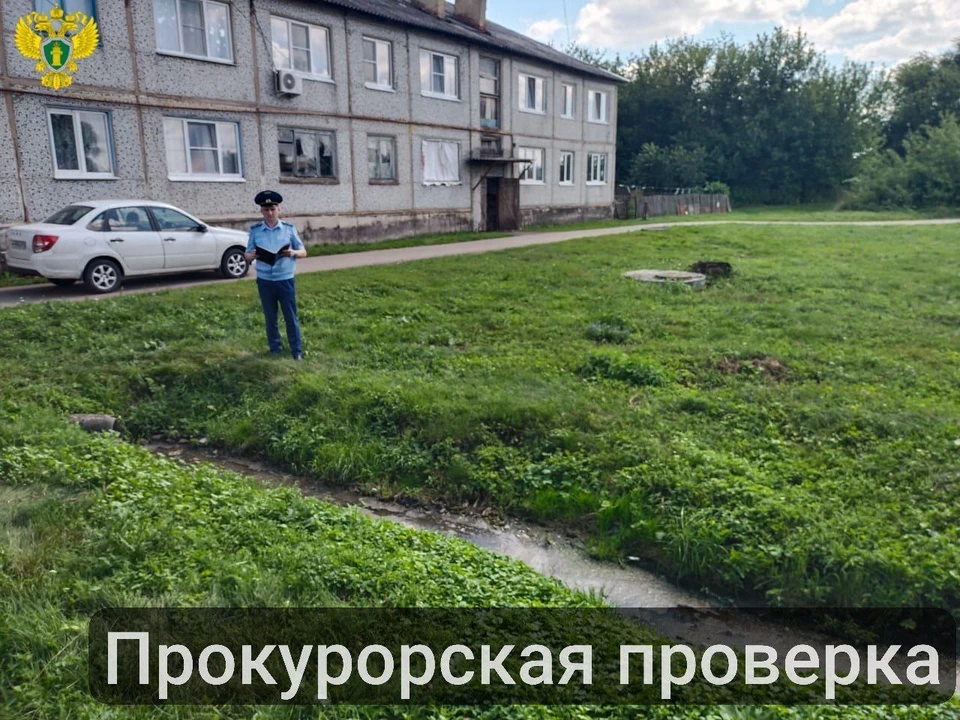 Прокуратура потребовала устранить разлив сточных вод у дома в посёлке Молчаново.
