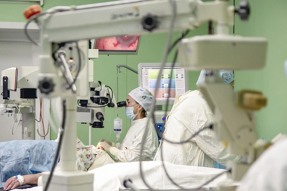 С начала 2025 года офтальмологи областной больницы провели 1370 операций в круглосуточном стационаре и 465 - в дневном. Фото: правительство Кировской области