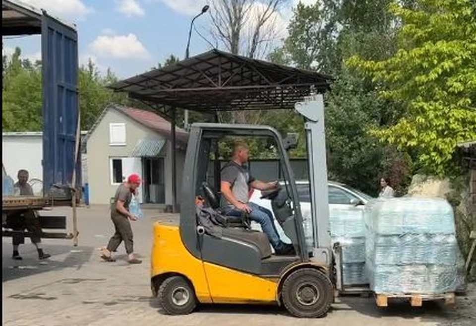 Нижегородцы доставили в Макеевку 20 тонн питьевой воды.