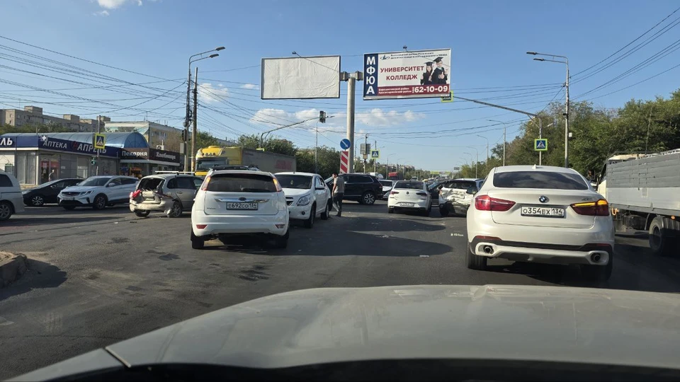 Разбитые машины заняли всю дорогу.