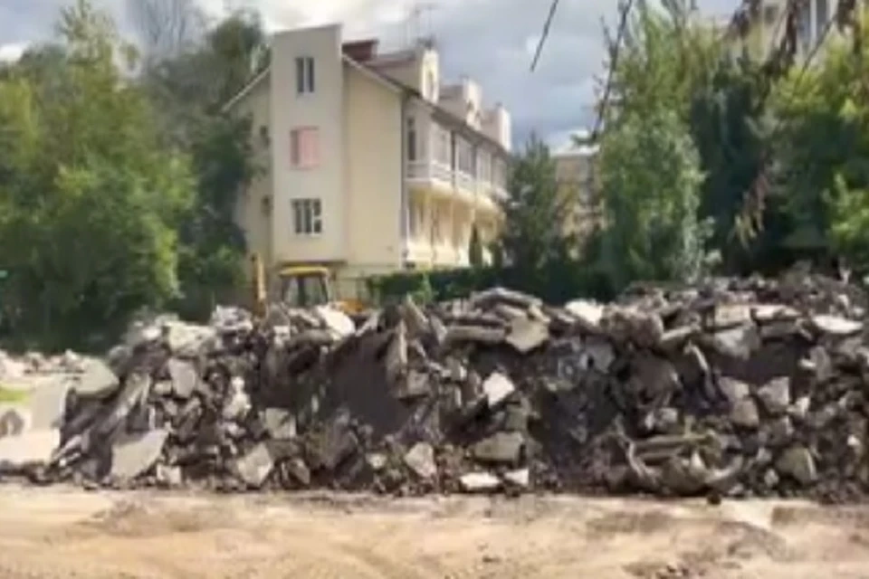 Рабочие выравнивают территорию под строительство.