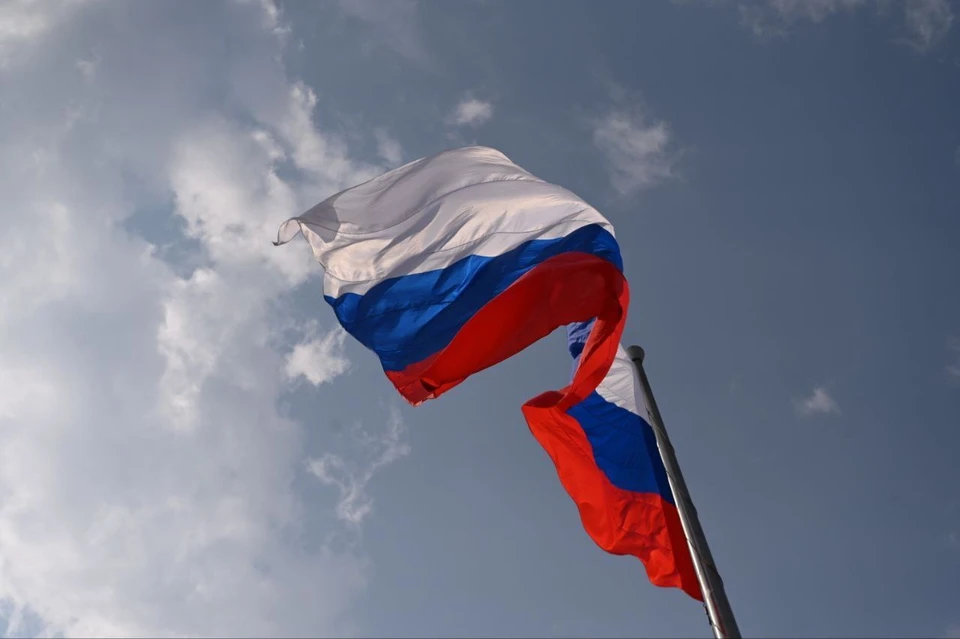 В Краснодаре развернут флаг России размером 9 на 12 метров Фото: пресс-служба городской администрации