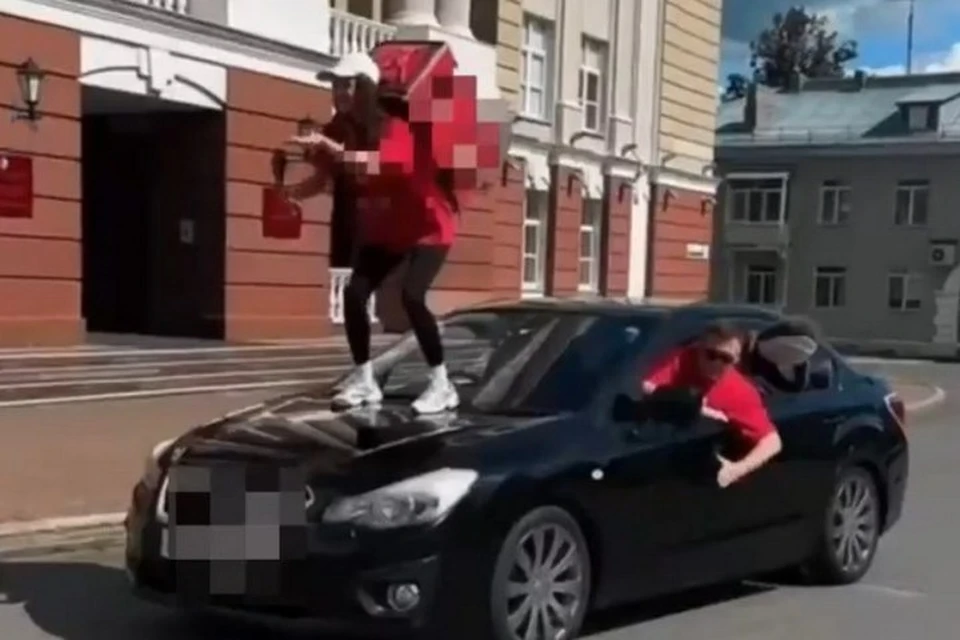 Девушки рекламировали службу доставки роллов. Фото: Госавтоинспекция Удмуртии