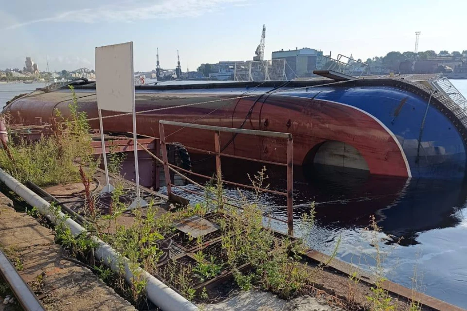 Судно частично ушло под воду у причала Балтийского завода.