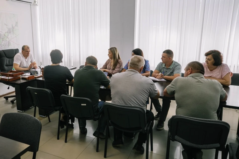 Глава Мариуполя Антон Кольцов провел встречу с руководителями Управ внутригородских районов. Фото: ТГ/Кольцов