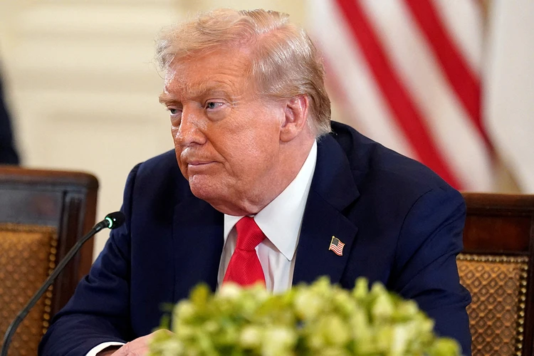 Один жест Трампа стал сигналом для России: его фото с Путиным взбудоражило политиков