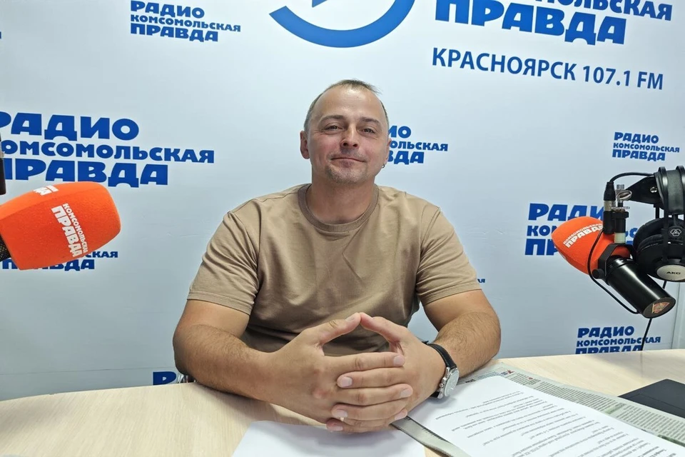 Гость студии - археолог Тимофей Ключников. Фото: радио «Комсомольская правда»-Красноярск