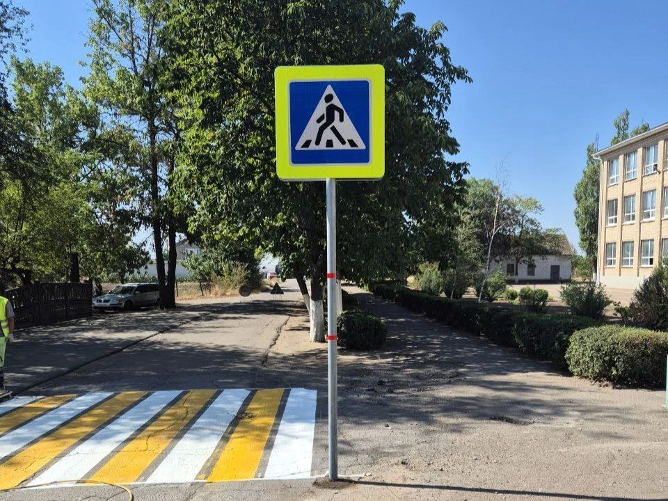 Около школ наносят разметку и ставят новые знаки. Фото - тг-канал администрации Мелитополя