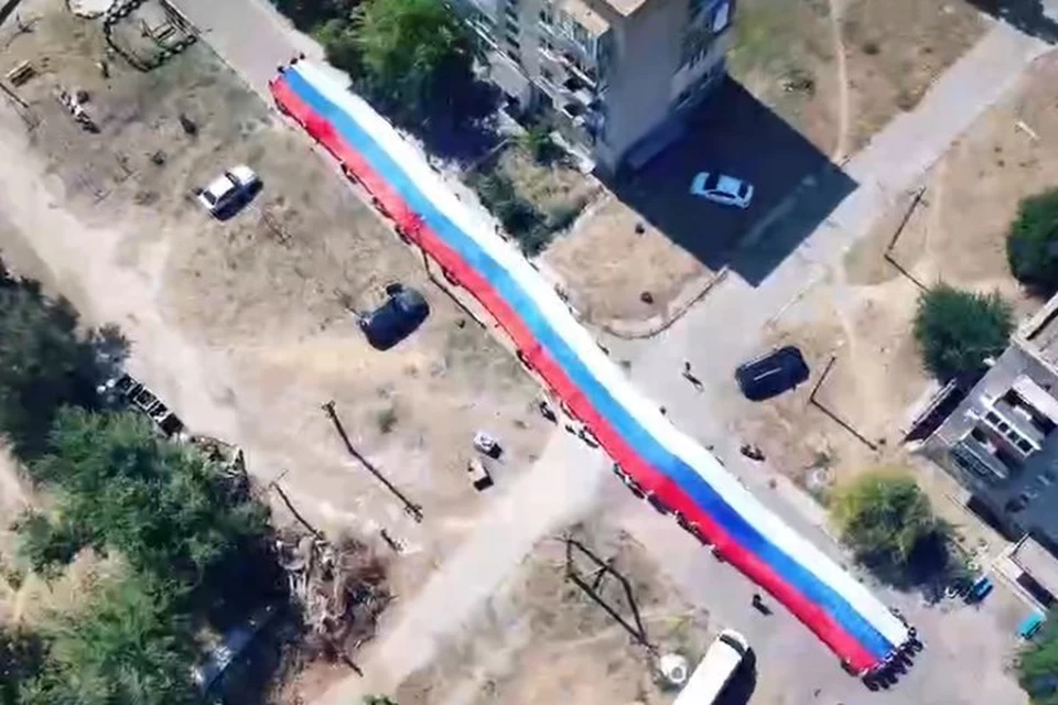 100-метровый флаг России развернули на запорожской земле. Фото: тг-канал Евгения Балицкого