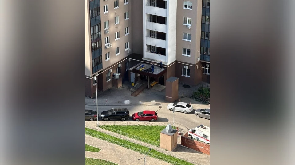 Тело погибшего обнаружили на козырьке одного из подъездов высотки / Фото: samara.dtp.official