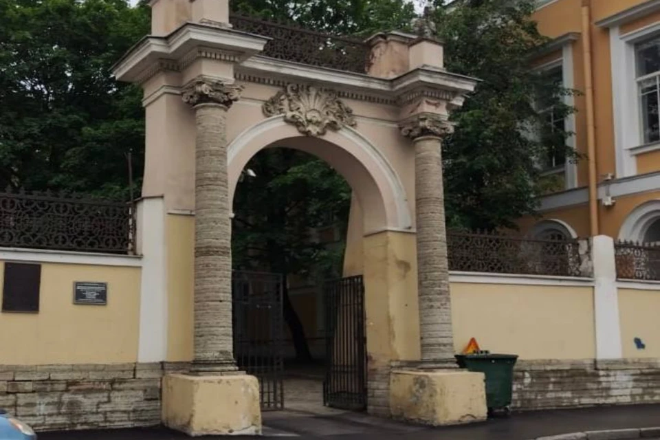 Ограда была создана в 1830-е годы по проекту архитектора Викентия Беретти.