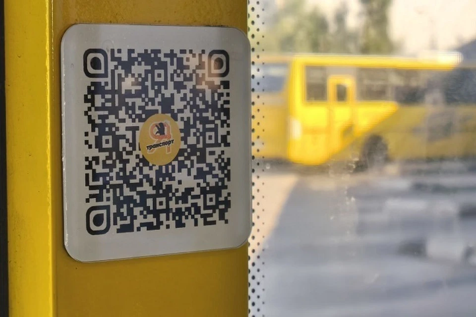 Таблички с QR-кодами для оплаты проезда обновляют в транспорте Ярославля.