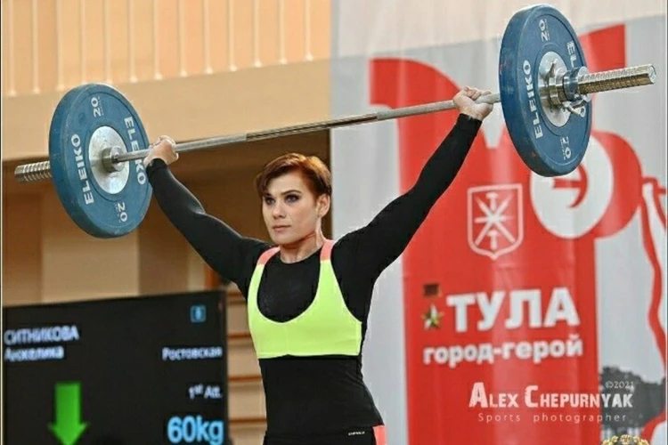 Поставила 83 рекорда: Медсестра из ростовской психбольницы взялась за штангу в 50 лет и стала 12-кратной чемпионкой России