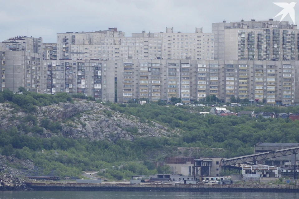 Продолжается ремонт входной группы и сцены, а также монтаж нового освещения.
