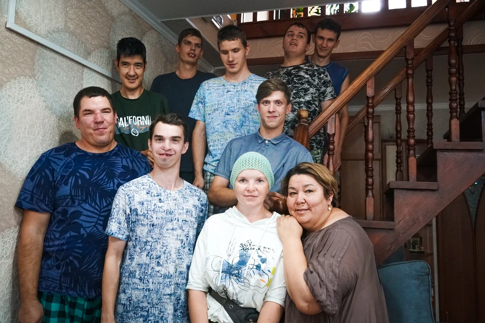 Всего в доме живет восемь парней и одна девушка.