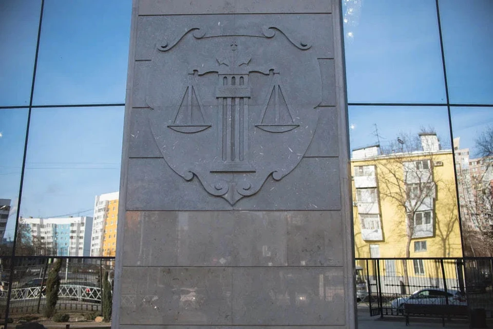 Суд отказал в иске, указав, что пенсии назначались и выплачивались законно на основании решения суда и документов Пенсионного фонда