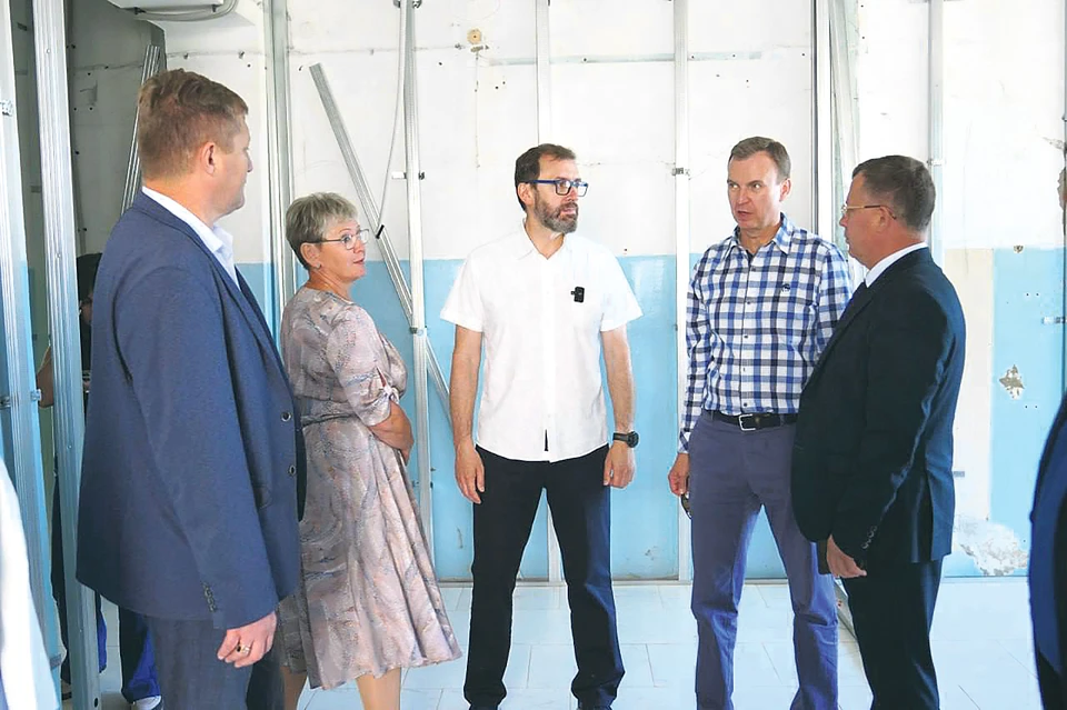 Депутаты проверили ход ремонта поликлиники в Михайловке. Фото: Соцсети депутата