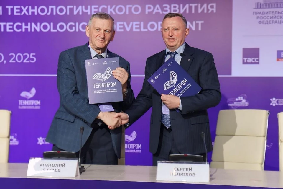 Три соглашения и один договор подписал и.о. ректора НГПУ на форуме «Технопром». Фото: пресс-служба НГПУ