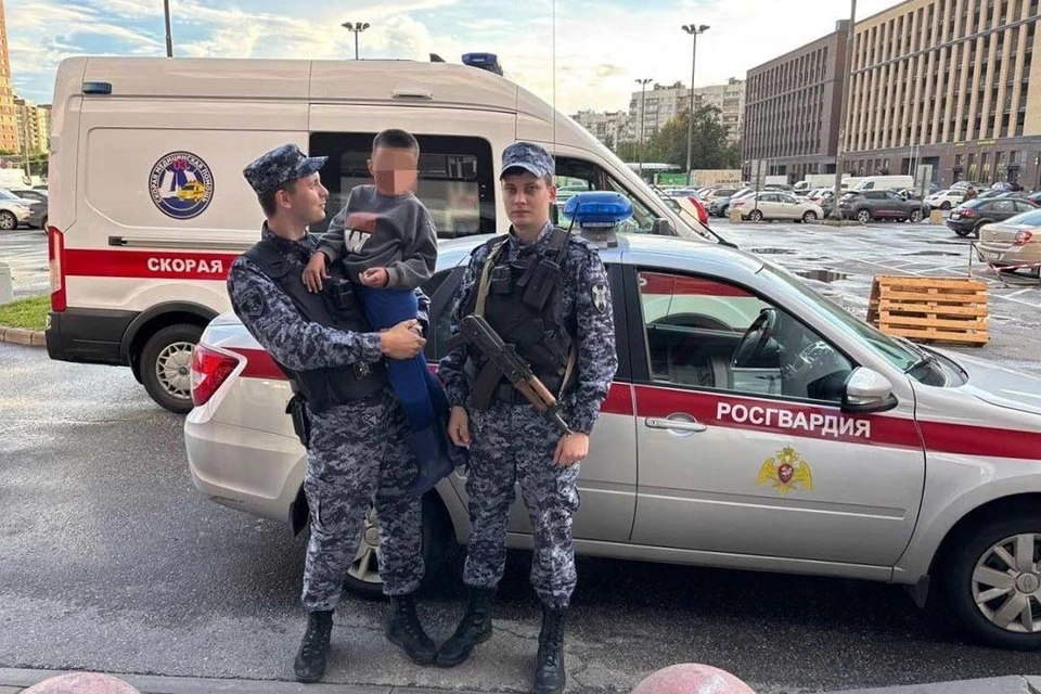 Ребенка привезли домой и передали в руки матери. Фото: Росгвардия по Петербургу и Ленобласти