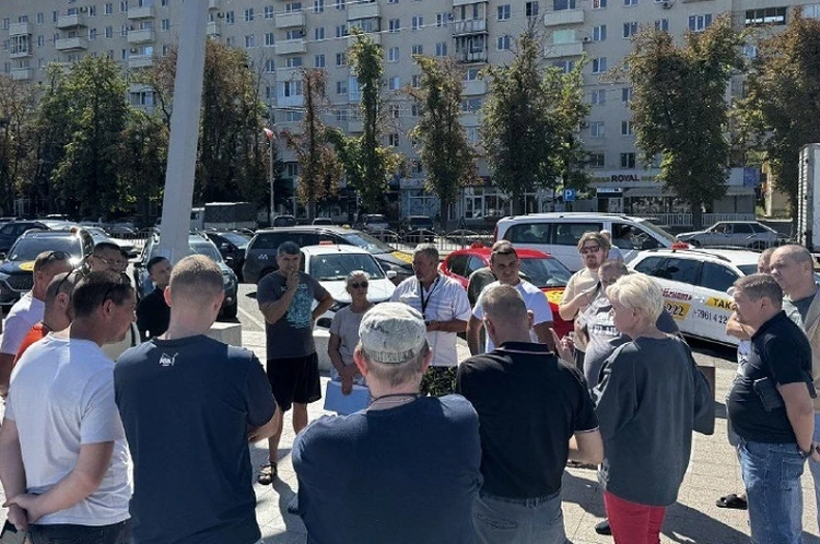 Водителей в Мариуполе ознакомили с новыми нормами работы служб заказа такси