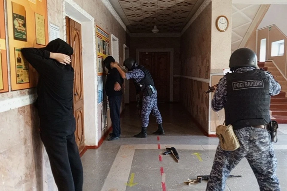 Росгвардия отрабатывает задержание террористов в школе. Фото: министерство образования Херсонской области