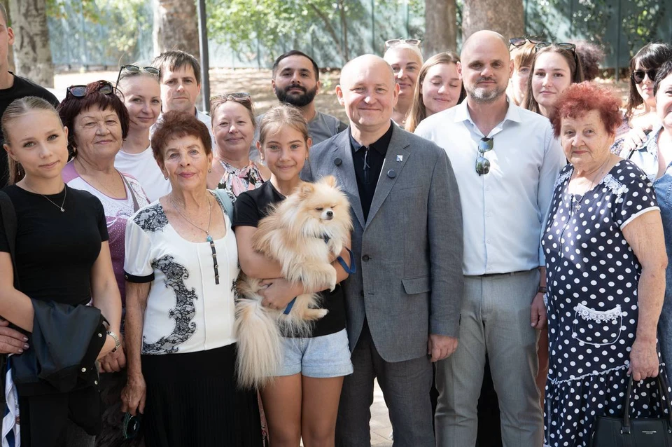 Михаил Развожаев сфотографировался с жителями Инкермана. Фото: пресс-служба губернатора Севастополя