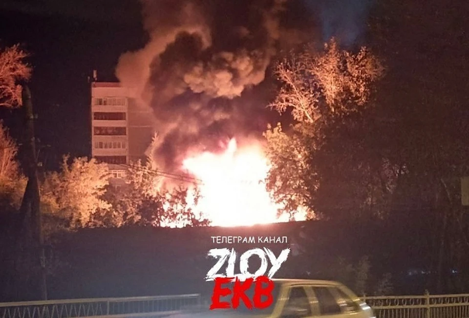 Едкий дым было видно. Фото: телеграм-канал «Злой Екатеринбург»