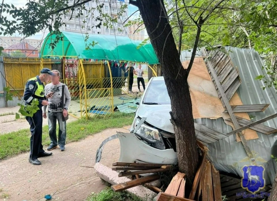 Со слов водителя, ему стало плохо, и он потерял управление