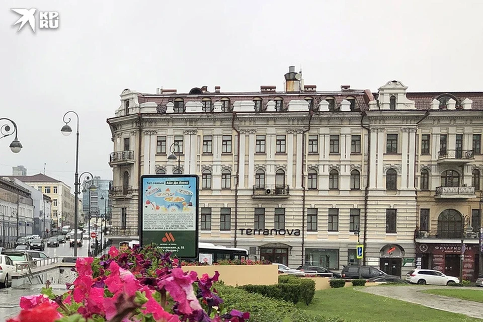 Автомобиль врезался в здание филармонии.
