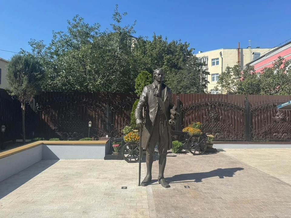 Памятник императору Петру Великому на территории музея.