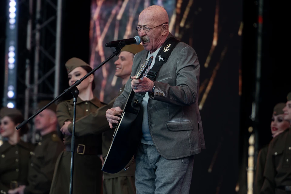 В здании открыт один из ресторанов Розенбаума.