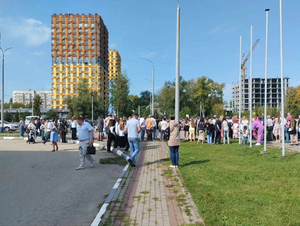 Двое детей упали в обморок во время праздничной линейки в школе №120.