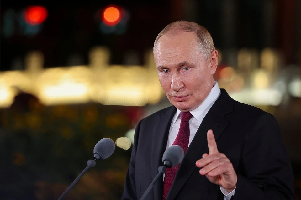 «Не хочет работать»: Путин в шутку пожурил Пескова из-за инцидента на пресс-конференции