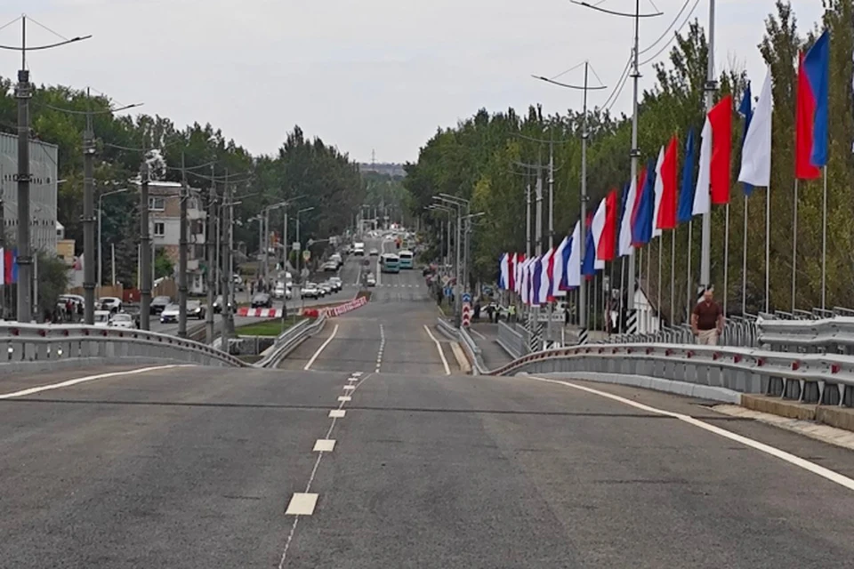 В Луганске открыли движение по путепроводу через реку Ольховка в районе бывшего завода имени Пархоменко