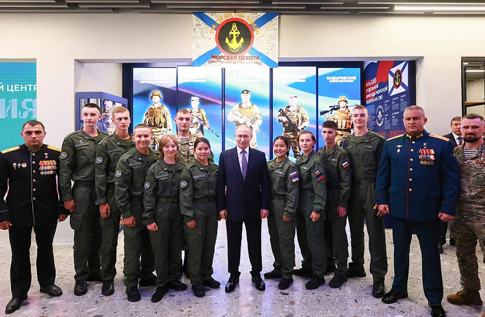 Владимир Путин стал одним из первых посетителей важного для города объекта. Фото: Владимир Смирнов, ТАСС.