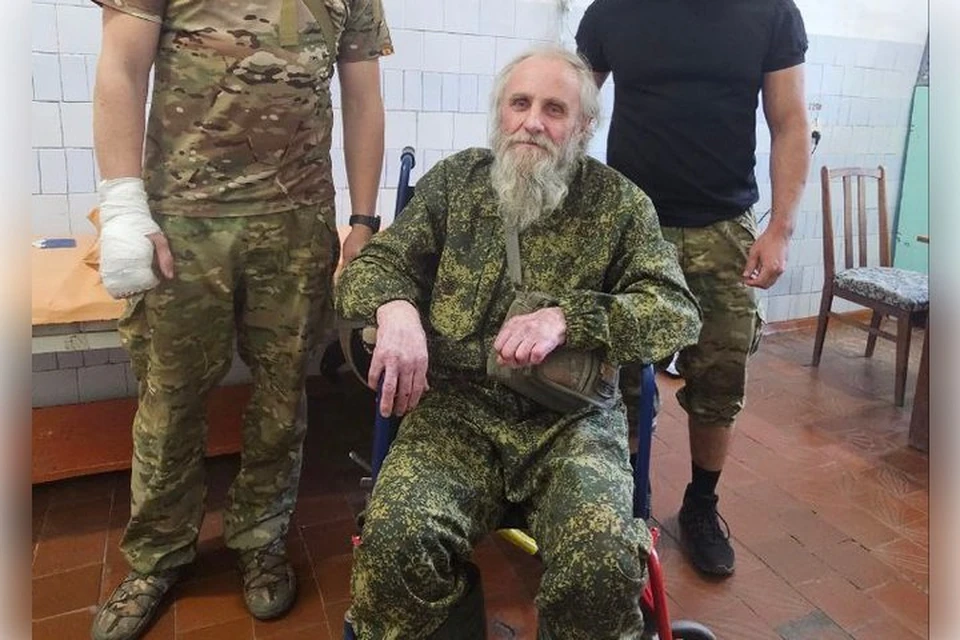Дедушку Володю благополучно вывезли из разрушенного боями села. Фото: Народный фронт Запорожской области